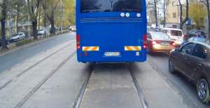 Autobuz MAI pe linia de tramvai. Șoferul, amendat și lăsat fără permis