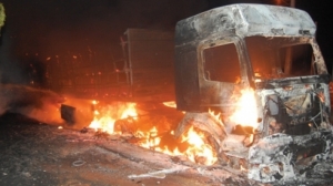 Incendiu devastator în curtea unei firme de transporturi din Bacău: șase tiruri s-au făcut scrum