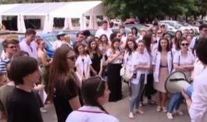 Sute de studenți au protestat în fața UMF Iași. Conducerea universității rămâne pe poziții: taxa de școlaizare se mărește