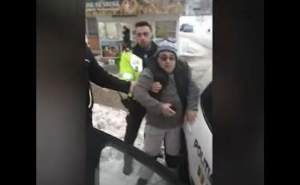 Bărbat din Roman, încătușat și amendat cu 1.800 de lei de Poliția Locală pentru că a curățat zăpada de pe trotuar (VIDEO)