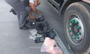 Peste 1.500 de pistoale neletale, supuse autorizării, descoperite într-un camion la Vama Isaccea
