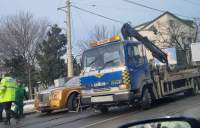Un Rolls-Royce auriu decapotabil a fost ridicat de polițiști de pe o stradă din Iași. Cui aparține mașina de lux (VIDEO)