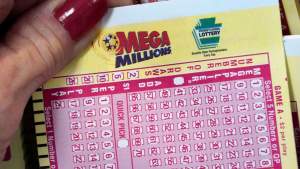 Un american care a câștigat la loto 1,35 miliarde de doalri își dă partenera în judecată pentru că le-a spus părinților de premiu