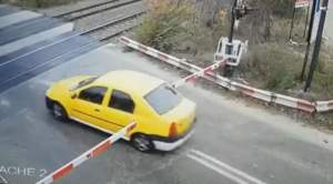 Încă un șofer, surprins când foțează barierele de la calea ferată: CFR Infrastructură a trimis înregistrarea video la Poliție (VIDEO)
