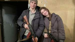 „Luna de miere”: Tinerii ucraineni care s-au căsătorit în ziua invaziei ruse au plecat la război