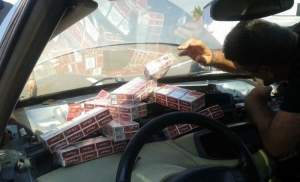 Nemțean prins la Târgu Frumos cu sute de pachete de țigări de contrabandă ascunse în mașină