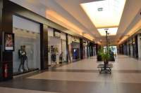 Modificări aduse în Parlament la legea privind starea de alertă: Mall-urile mici, cu o suprafață de până la 15.000 de metri pătrați, s-ar putea redeschide