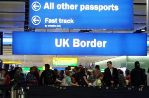 Marea Britanie va reintroduce vizele pentru români