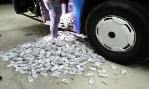 Ghinion! Autocar defect „blindat” cu ţigări de contrabandă, depistat la intrarea în România (VIDEO)