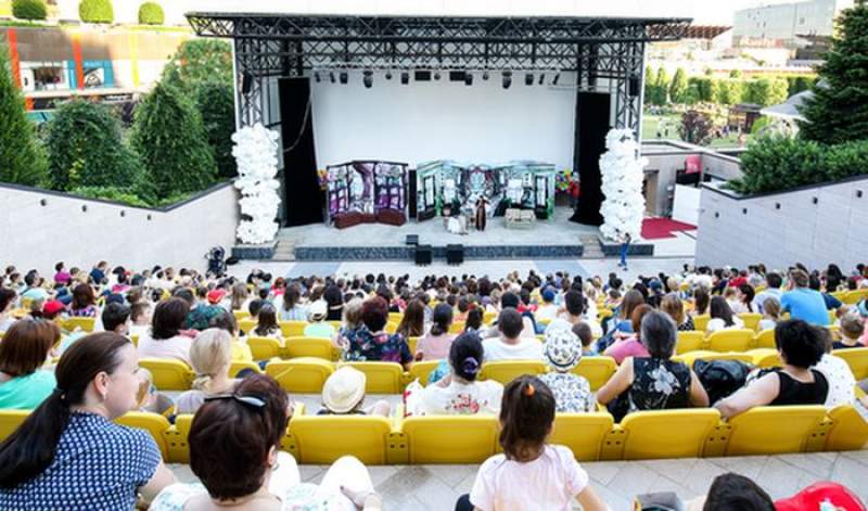 Spectacol de stand-up comedy și concert Canaf, la Amfiteatrul PALAS