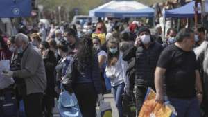 Peste 50% dintre români spun că vor continua să poarte masca de protecție, arată un sondaj IRES