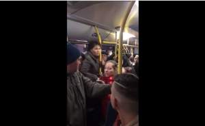 Jandarmeriță jefuită de trei hoațe într-un autobuz din Pitești (VIDEO)