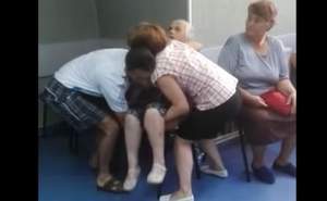 REVOLTĂTOR! Bătrână ținută pe holul de la Urgențe până a leșinat. Imagini dramatice