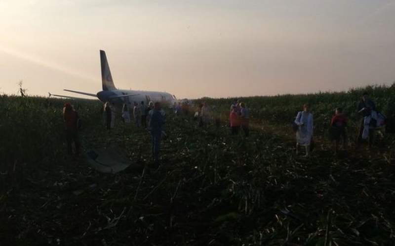 Avion cu 234 de persoane la bord, aterizare forțată pe un câmp de lângă Moscova