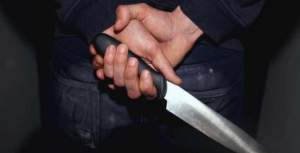Un bărbat din Sebeș a vrut să-și ucidă fiica și soția cu un cuțit: toți trei au ajuns la spital