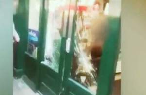 Angajata unui magazin, bătută crunt de două tinere prinse la furat