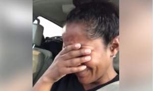 O șoferiță a izbucnit în plâns imediat ce a fost oprită de polițiști. Mesajul ei a devenit viral, mulți americani înțelegându-i îngrijorarea (VIDEO