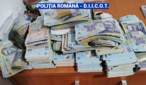 Sumă impresionantă de bani descoperită acasă la un traficant de droguri prins în flagrant, în București (VIDEO)