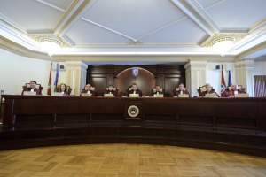 CCR amână pentru a șasea oară decizia privind sesizările la modificările aduse codurilor penale