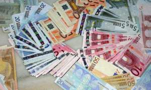 Un escroc deghizat în milionar a deturnat un milion de euro dintr-o bancă din Sibiu