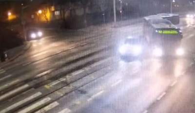 Momentul în care o mașină intră într-un autobuz cu pasageri, în Iași. Greșeala flagrantă care putea duce la o tragedie (VIDEO)
