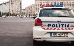 Polițist lovit de un  individ care distrugea mașini parcate pe o stradă din București