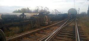 Două vagoane ale unui tren de marfă încărcat cu motorină s-au răsturnat și alte două au deraiat, la Arad