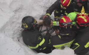 MINUNE! Românca prinsă în avalanșa din Farindola a fost salvată împreună cu cei doi copii ai săi (VIDEO)