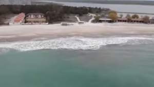 Alertă pe litoral! Poliția avertizează: pachete cu droguri aduse de valuri pe plajele de la Vadu și Năvodari (VIDEO)