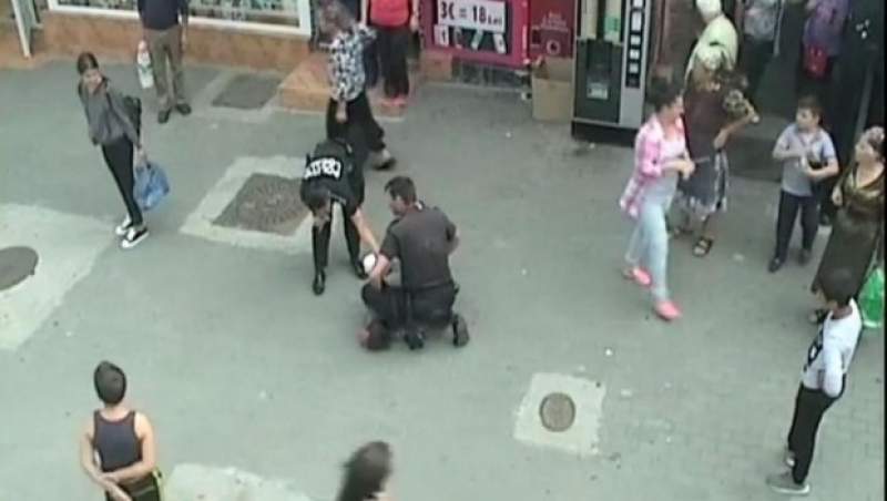 Polițist local lovit cu pumnul în față de un individ recalcitrant care-i înjurase colega de patrulă