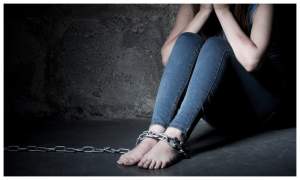 O femeie din Constanța și-a lăsat nepoata de 18 ani cu handicap psihic acasă, legată cu un lanț de picior