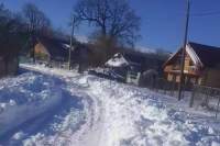 Copiii din Schitu Duca nu pot ajunge la școală de 7 zile pentru că drumul e în continuare plin de zăpadă