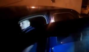 Polițist beat turtă cu mașina în mijlocul străzii, lăsat să plece acasă de colegii de la oraș (VIDEO)