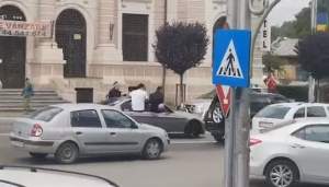 Pericol în trafic. Mai mulți absolvenți de liceu din Bârlad, filmați în timp ce erau ieșiți pe geamurile mașinilor (VIDEO)