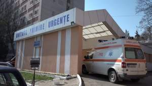 O tânără din Botoșani și-a înfipt un cuțit în piept și a sărit de la etaj după o ceartă cu iubitul: a scăpat cu viață