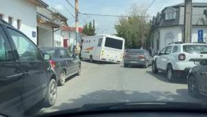 O autospecială de transport deținuți a rămas blocată într-o groapă din Craiova, după ce asfaltul s-a surpat (VIDEO)