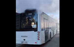 Panică în Iași. Un autobuz cu 70 de pasageri a fost invadat de un fum gros (VIDEO)
