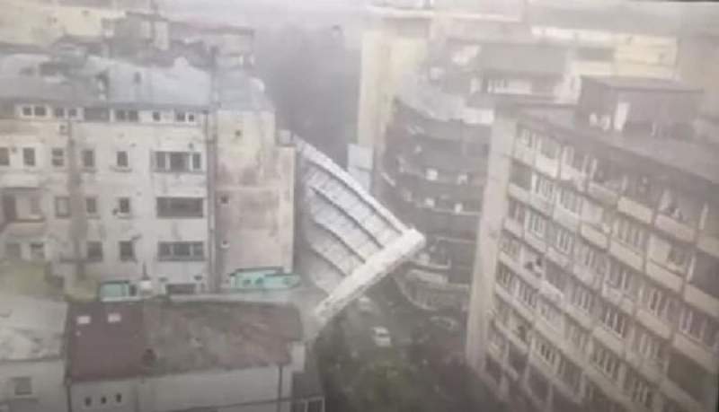 Imagini de groază: schelă prăbușită în mijlocul străzii, în timpul furtunii din această după-amiază care a devastat Bucureștiul (VIDEO)