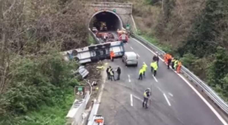 Accident îngrozitor provocat de un șofer român în Italia: doi morți și nouă răniți (VIDEO)
