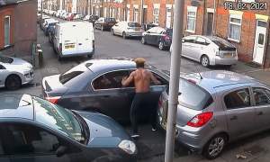 Român înjunghiat în Luton, prin geamul deschis al mașinii, de un bărbat pe jumătate dezbrăcat (VIDEO)