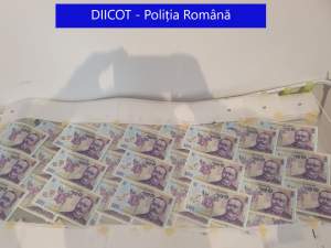 Creatorii „Super-Leului”, trimiși în judecată: cei mai mari falsificatori de bani din România au reușit să plaseze pe piață 22.700 de bancnote false de 100 de lei