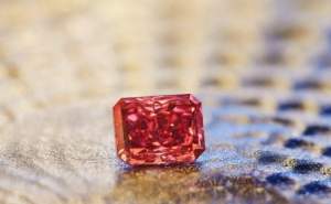 Diamant roșu extrem de rar descoperit în Australia, scos la vânzare. Prețul de pornire: 10 milioane de dolari