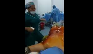 Rămâi blocat: asistente și doctori dansând în jurul unui pacient anesteziat, pregătit de operație. Imaginile au devenit VIRALE