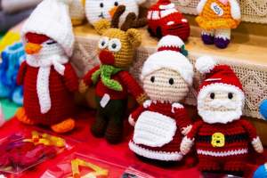 Târgul handmade de Crăciun de la Iulius Mall Iași te introduce în atmosfera sărbătorilor de iarnă cu decorațiuni și produse autentice create de meșteri locali