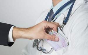 Medic ginecolog din Tulcea prins în flagrant în timp ce lua mită