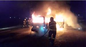 Un microbuz cu muncitori a luat foc în mers, în Vaslui
