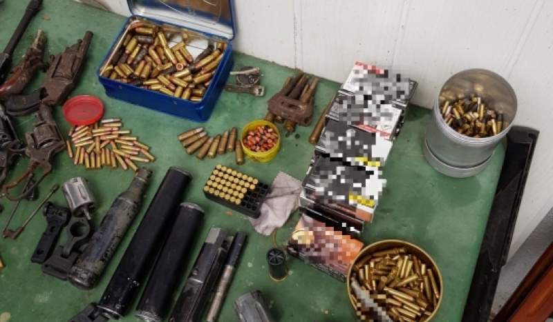 Un arsenal întreg de arme și muniții, descoperit în timpul unor percheziții la contrabandiști din Brașov și Ialomița (VIDEO)