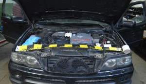 BMW X5 „blindat” cu țigări de contrabandă, depistat în trafic, la Voinești: și marfa, și bolidul au fost confiscate