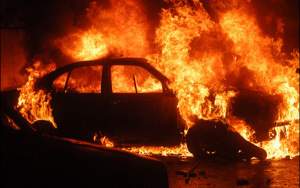 FOTO! Cinci persoane au murit în Suceava după ce maşina în care se aflau s-a ciocnit cu un camion şi a luat foc