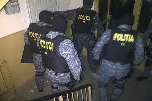 Percheziții de amploare în Dâmbovița: 11 indivizi, suspectați că au convins mai multe tinere, prin metoda „Loverboy”, să se prostitueze